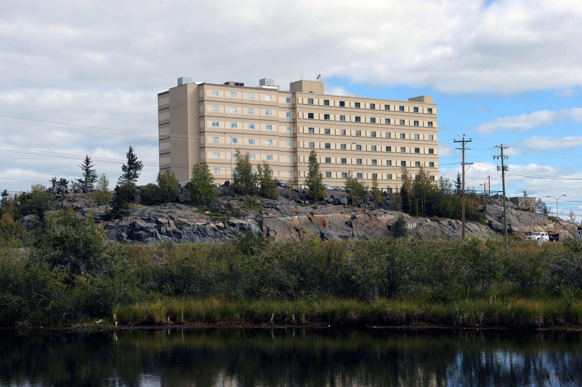 The Explorer Hotel Йеллоунайф Экстерьер фото